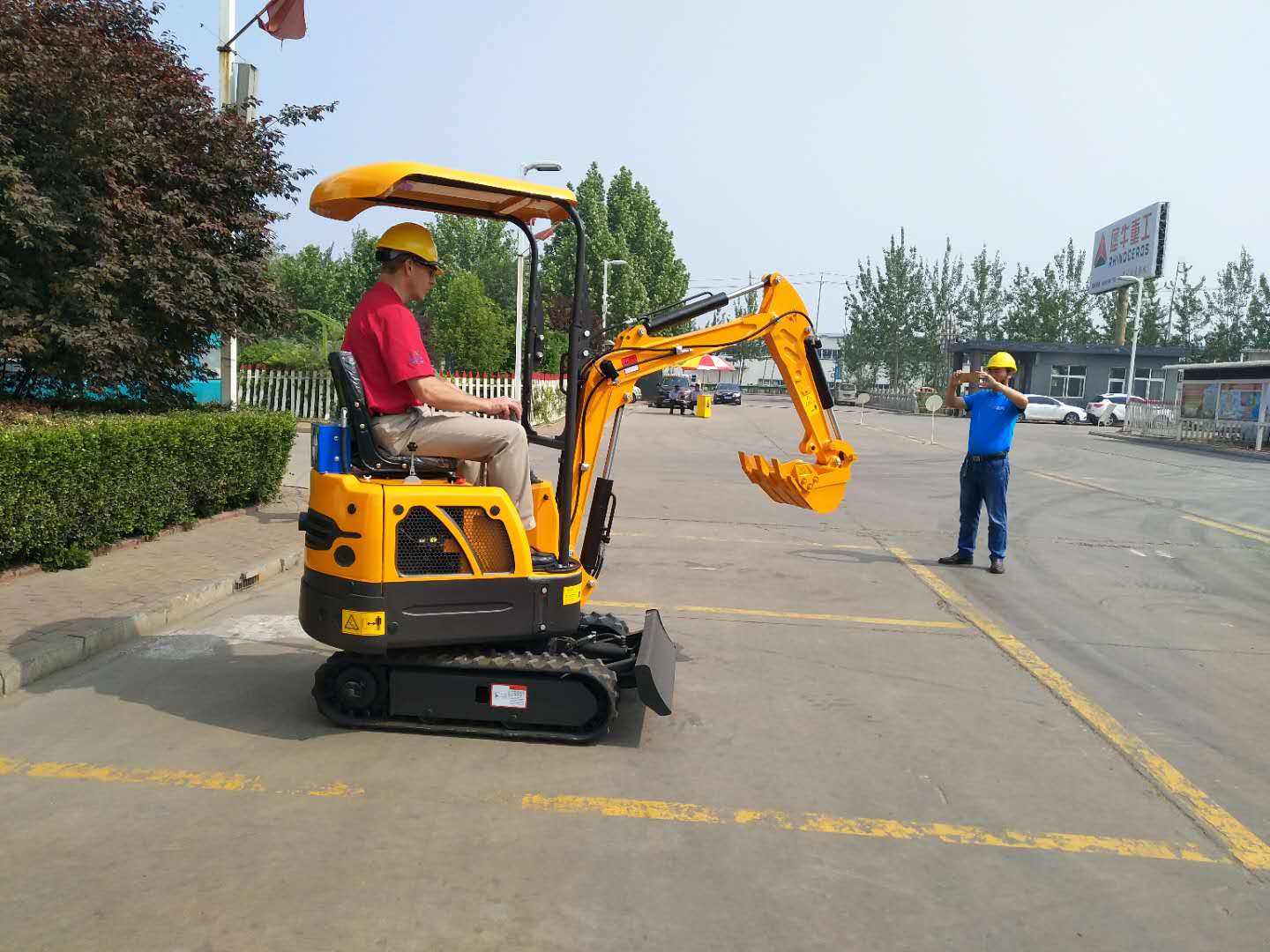 Demo of our Rhinoceros XN08 Crawler Excavator at our Factory, Shandong Ken Stone Heavy Machinery, Co., LTD. Check our Xiniu excavators series